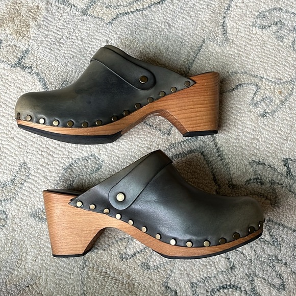 LISA B. Classic High Heel Clog Olive Leather Women’s 38 7 Pine Heel 2 7/8” Studs - Picture 15 of 15